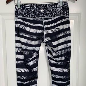 Lululemon crops size 6